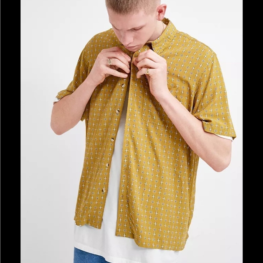 UO Geo Print Short-Sleeve Foulard Shirt Large